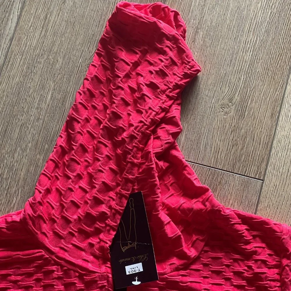 Sweatshirt Women's, L Red with long-sleeved hood, pockets, and zipper closure. - Picture 7 of 7